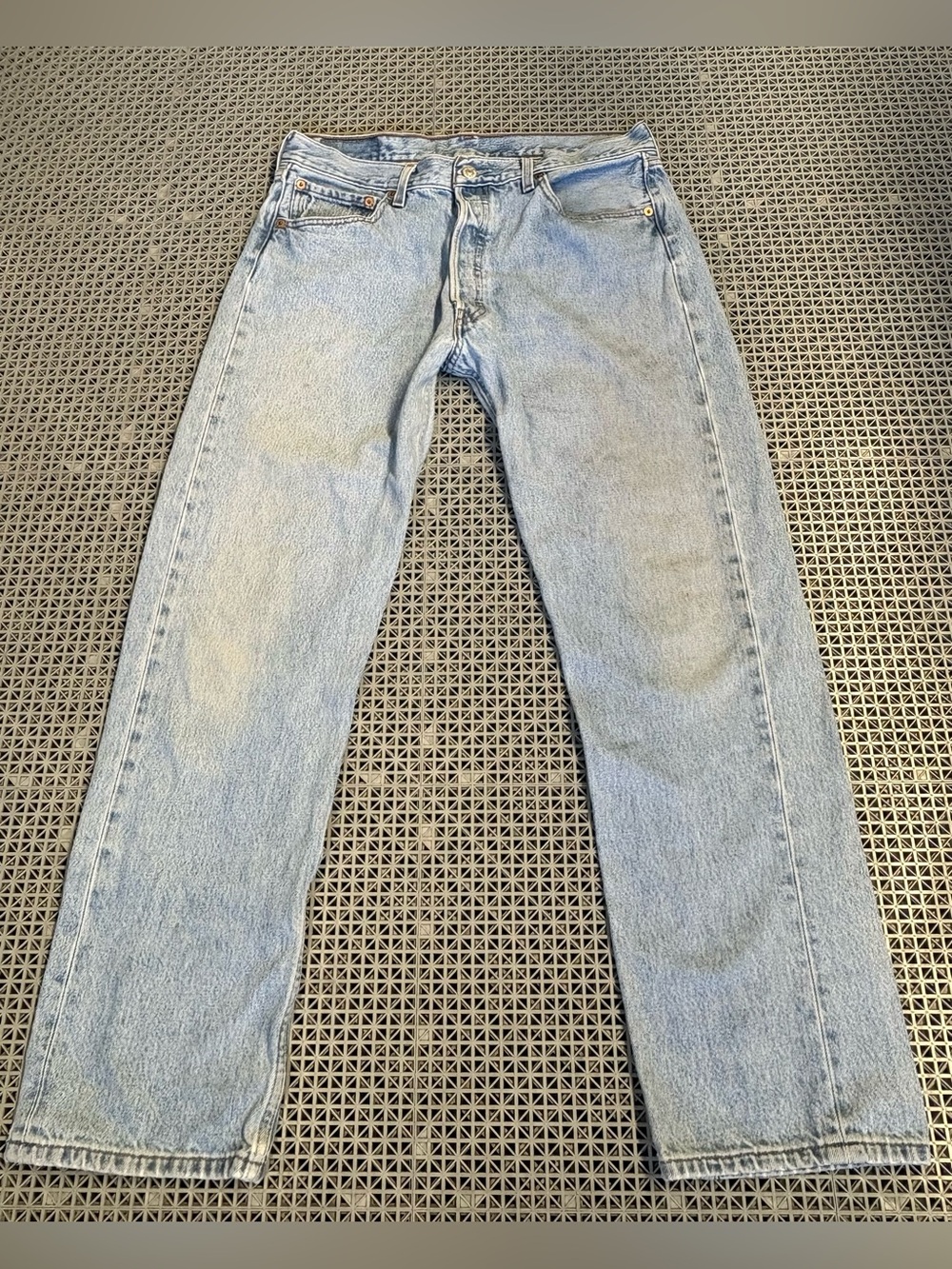 Vintage Levi's 501 Med/Light Wash Button-Fly Blue Jeans - Y2K
